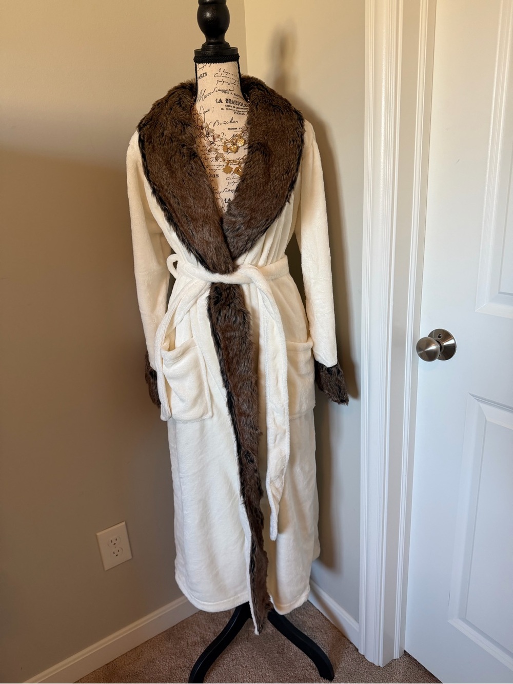 Soma Luxury Cream Long Robe Coat with Brown Faux Fur Trim size S/M